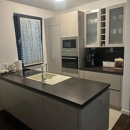 Appartamento Deluxe With Garage,